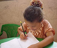 子どもたちにも集中力がついてきたかも？？？ジャバリヤ地区女性連合幼稚園にて。