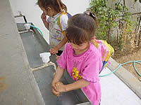 幼稚園で手洗いをする子どもたち。病気の予防に大切！