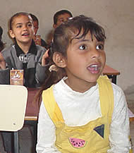 牛乳の歌を歌う子どもたち