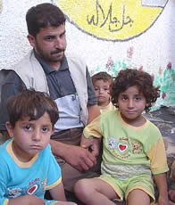 家を失い学校に避難してきた家族