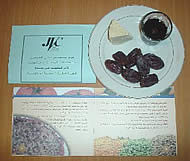 レシピブック、乾燥ナツメヤシ、蜜、ゴマのお菓子、支援説明のラベル