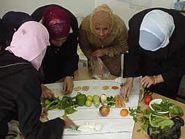 栄養価に基づいた食品群について食品を使って、学んでいきます。