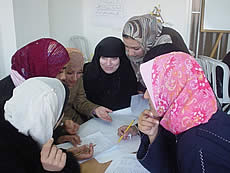 コーディネーターのラシャさん（写真中央右）