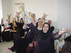 歌に合わせて手作りの人形を動かす幼稚園の先生たち