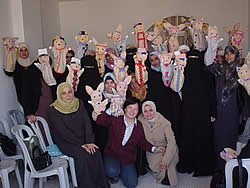 人形と一緒にみんなでポーズ