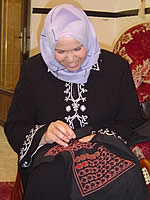 かばん用の刺繍をする女性グループのメンバー。