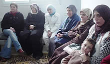 センターでミーティング中の女性グループのメンバー。