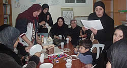 パーティーのときに印刷した写真を回しました。女性たちは熱心に見入っていました。