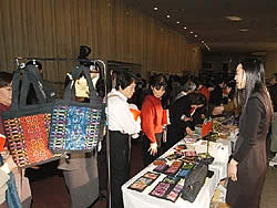 12月17日の東京でのJVCメサイアコンサートの販売も女性たちと共有しました。