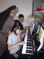 音楽療法に使われているピアノは1999年にJVCの調整で日本の支援者から寄付されたもの