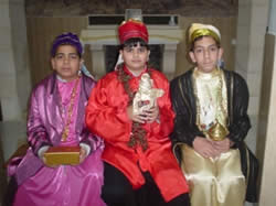 東方からの３人の博士に扮した子どもたち