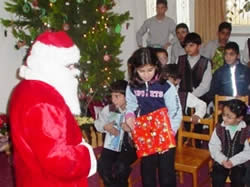 サンタクロースも登場、クリスマス・プレゼントが手渡されました。