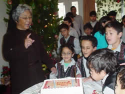 ベストを着た子どもたち（クリスマス・パーティーにて）