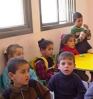 窓ガラスの入った教室