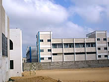 手前左の建物が幼稚園。中央が整備された空き地。右奥はUNRWA（国連パレスチナ難民救済機関）の学校。