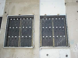 金網が取り付けられた窓枠。壁に打ち込まれた銃弾の跡はまだ残っている。