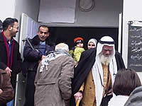 投票所入り口、様々な年齢層の人々が選挙に出かけた。