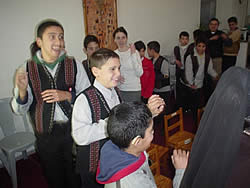 歌に合わせて、輪になって進みながら、踊る子どもたち。