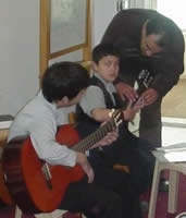 ギターを練習する子どもたち