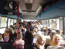 超満員のバスの中