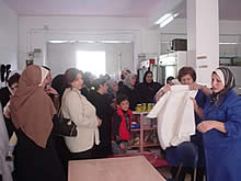 経済危機への対策として、女性の収入創出のために5年前に始まった食品工場を見学