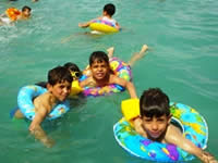 プールで楽しむ子どもたち