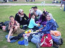 芝生の上での食事、難民キャンプは土が見えるところさえ限られます