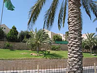 マアレ・アドミウムの外観、緑が多いのは限られた資源である貴重な水が大量に使われているため