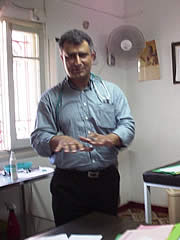 医師は、手振り身振りを交えてわかりやすく母親に説明していました。