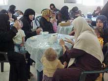 センターで食事を与える母親たち