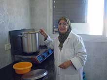 栄養食を準備する看護師さん