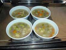 1歳以上の子ども用。この日の材料は、肉、ジャガイモ、にんじん、インゲン豆、たまねぎ、サラダ油