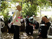 救急教室で試験を受ける女性達