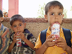 牛乳を飲む子ども達