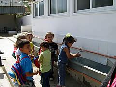 手洗いをする子ども達