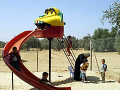 仲良く滑り台で遊ぶ園児達