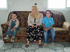 ソファで順番を待つ親子