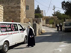 巡廻診療車に見入る患者