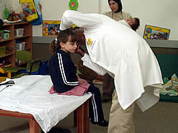 診察を受ける少女