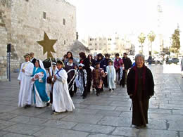 生誕教会に向かう子どもたち