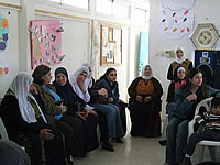 訪問先の女性の話を熱心に聞くメンバー