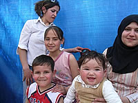 プールサイドで楽しむ子ども達と女性達