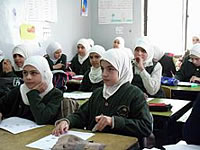 保健衛生の講義を熱心に聞き入る女子生徒たち