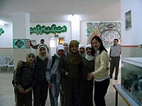 7人の6年生の女子生徒と一緒に