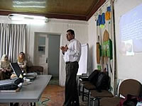 パソコンを使って説明するラムジー先生