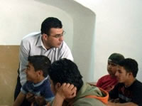 体を使って応急処置を教えるラムジー先生