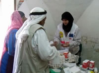 患者さんたちに薬を渡す保健衛生士