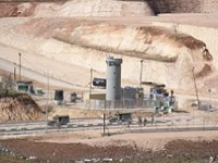 ベツレヘムから見たヌアマン村の検問所