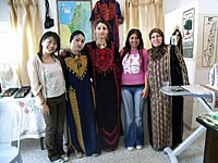 伝統ドレスを着た女性たちと(左端が福田)