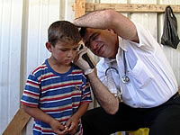 ドクターの検査を受ける子どもはちょっと緊張